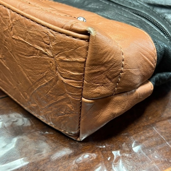 BIN046.2 Stone Mountain Irena Hobo Black and Tan - Picture 11 of 13